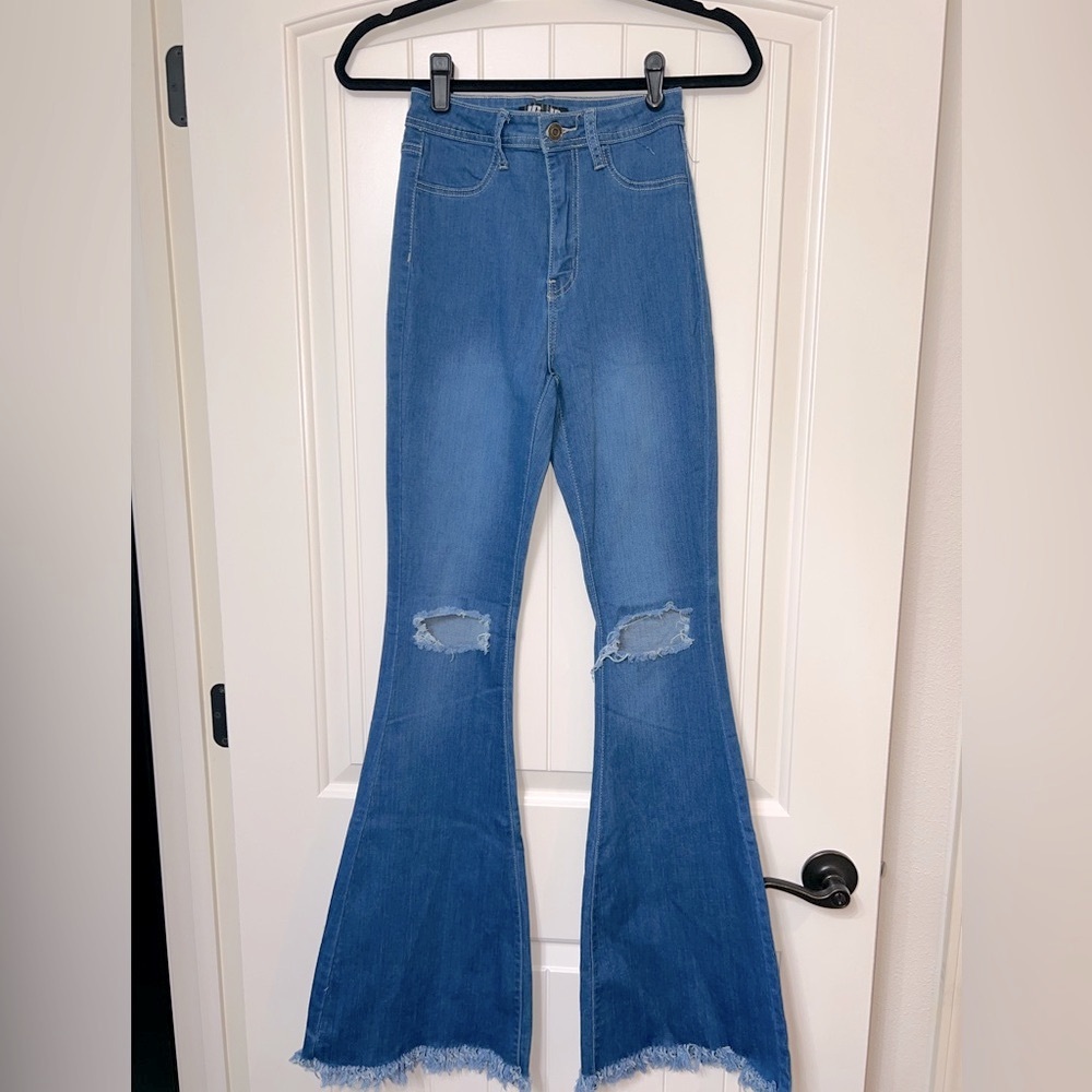 JC &JQ NWOT high waist fitted and flared jeans with frayed edge hem. Size small